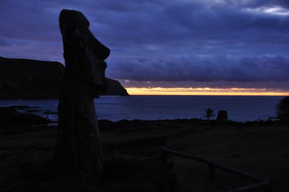 Um Moai parece assistir o amanhecer nas ruínas de Tongariki, no sul da Ilha de Páscoa, ilha chilena no meio do Oceano Pacífico